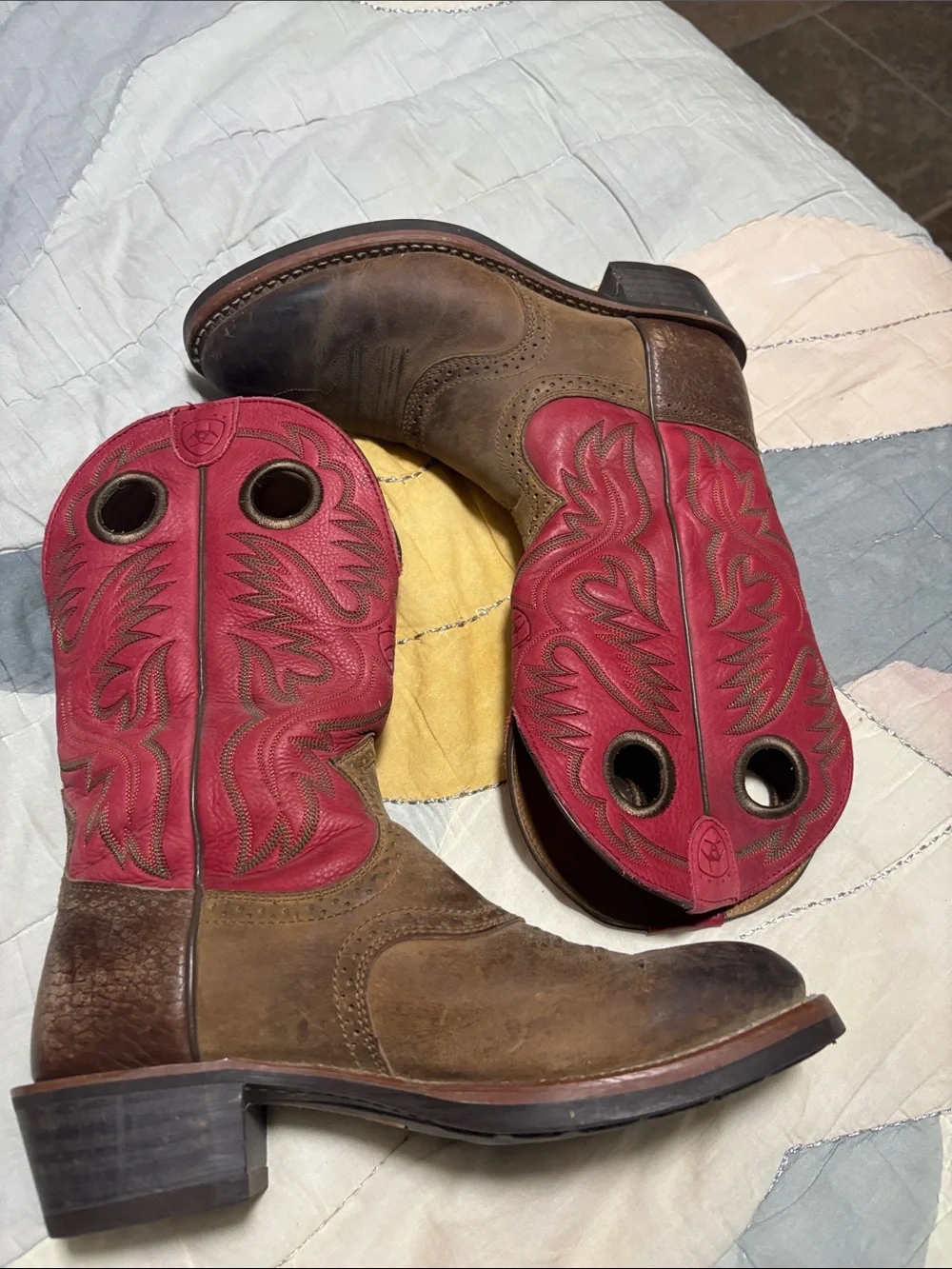 Ariat 8.5 EE Brown leather cowboy boots with red shafts